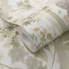 Secret Garden: Fehér alapon zöld-szürle, kis bézses virágok levelekkel (lángálló, mosható) vlies-vinyl tapéta