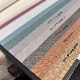   Barna alapon ezüst csillámos egyszínű strukturált vlies-vinyl tapéta