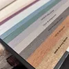 Sötétebb szürke (barnás szürke) alapon ezüst csillámos egyszínű strukturált vlies-vinyl tapéta