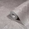 Ritus: Ezüst szürke törtfehér gyöngyházas fényes hatású négyszöges modern dombormintás (mosható) vlies-vinyl tapéta