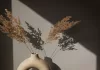 Naomi: Modern cappuccino bézs strukturált (mosható) vlies-vinyl tapéta