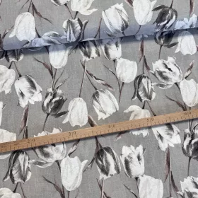 Szürkés alapon szürke-fehér tulipános dekortextil