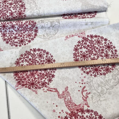 280 cm-es világos a. hópelyhes háttérrel piros szarvas karácsonyi dekortextil (TH)