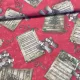 280 cm-es Piros alapon éneklő angyalos-kottás karácsonyi dekortextil (TH)