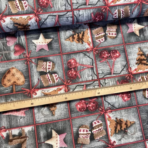 Szürke fa alapon négyzetekben kesztyű, csengő karácsonyi dekortextil (TH)