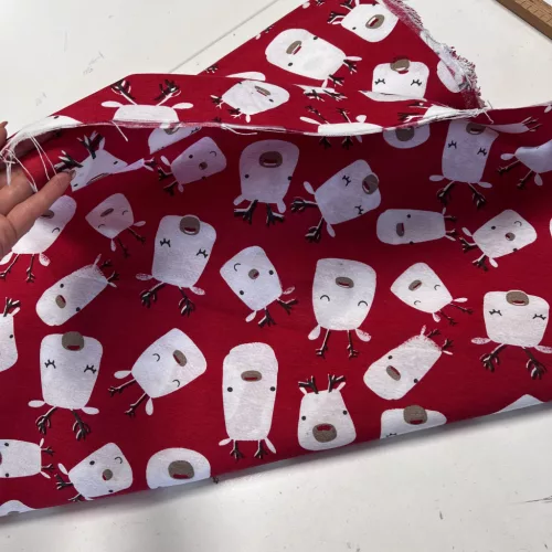 Hibás (akciós): Piros alapon fehér mese szarvasos karácsonyi dekortextil