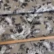 Barnás-szürkés a. fekete-fehér rózsás dekortextil (TH)