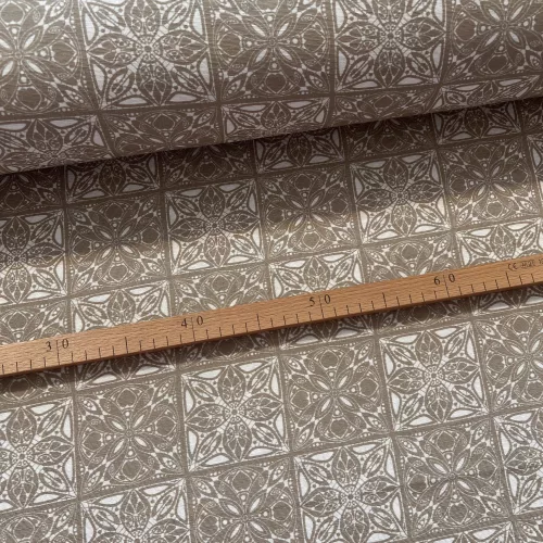 Natúros alapon fehér csempemintás dekortextil (TA)