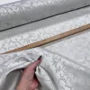 0,67 m EGYBEN KÉRHETŐ (szélén picike szálhoba) Ezüst szürke jacquard inda mintás abrosz/dekor anyag