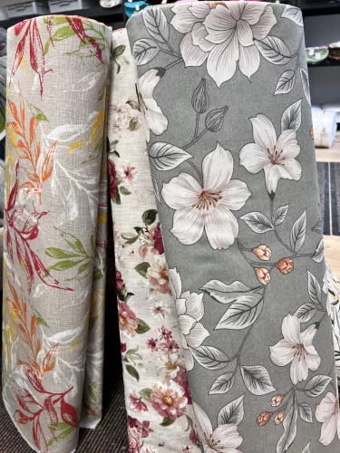 0,39 m EGYBEN KÉRHETŐ Zöldesszürkés alapon fehér szirmú leveles dekortextil (A)
