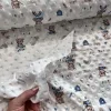 0,15 m EGYBEN KÉRHETŐ Ekrü alapon kék ruhás macis minky plüss