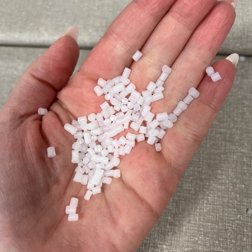 Fehér műanyag granulátum (pellet) gyermek játékokba 250 gramm