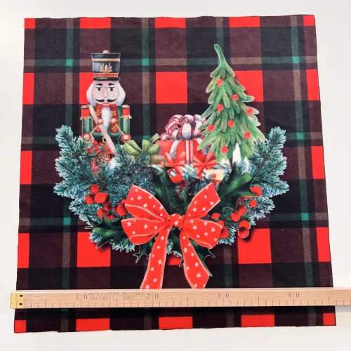 1 db Lyukas, szálhibás EXTRA AKCIÓS: Karácsonyi plüssös panel: Kockás alapon Diótörős (46*46 cm)