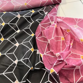   Fekete-mályvás-rózsaszín geometria mintás 160 cm sz. pamutvászon (KA)