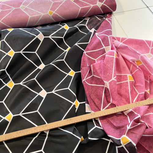 Fekete-mályvás-rózsaszín geometria mintás 160 cm sz. pamutvászon (KA)