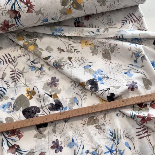 Fehér a. kék-sárga virágos 220 cm sz. pamutvászon (KA)