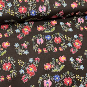   1,35 m EGYBEN KÉRHETŐ Fekete alapon kalocsai mintás pamutvászon (fehér szegélyes)