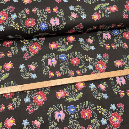 1,35 m EGYBEN KÉRHETŐ Fekete alapon kalocsai mintás pamutvászon (fehér szegélyes)