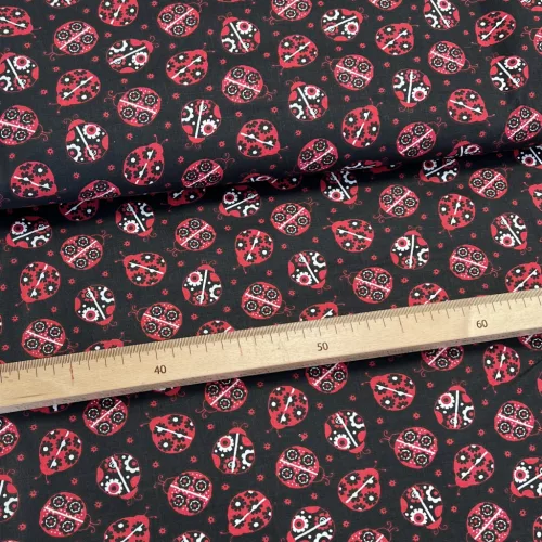 Fekete alapon népies katicás pamutvászon