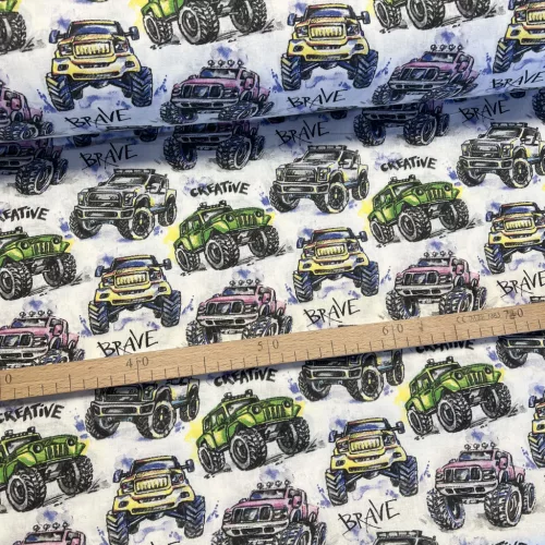 Fehér alapon színes monster truckos pamutvászon