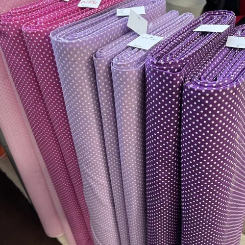 Levendula lila alapon 2 mm-es kispöttyös pamutvászon (7676 Lavender)