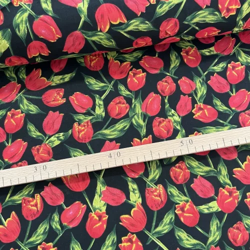 Fekete alapon piros tulipános pamutvászon