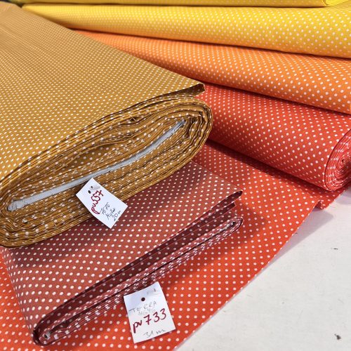 0,16 m EGYBEN KÉRHETŐ Terra alapon 2 mm-es kispöttyös pamutvászon (7676 Terra)