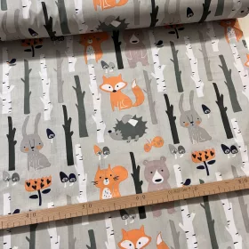   Szürkés-zöld alapon erdei állatok (maci, róka, nyuszi) 160 cm sz. pamutvászon (KA)