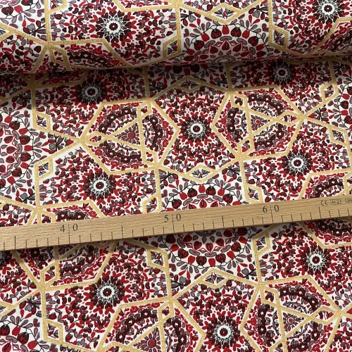 Piros kaleidoszkópos mandalás pamutvászon