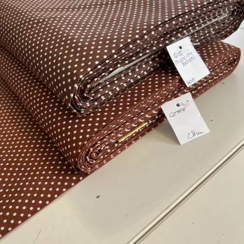 Toffifee barna alapon 2 mm-es kispöttyös pamutvászon (Toffee/Coffee)