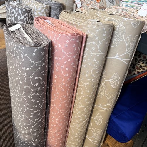 1,14 m EGYBEN KÉRHETŐ Extra puha: Szürke a. fehér indás-kisvirágos (puha, puplin tapintású) pamutvászon