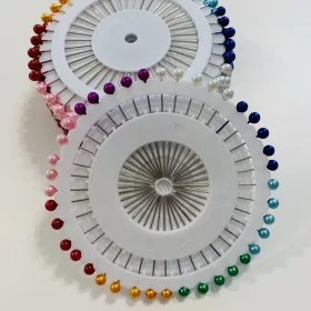 Körben színes műanyag fejű vas gombostű (40 db-os)