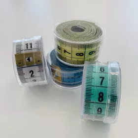 Szabócenti (mérőszalag) átlátszó dobozban 150 cm-es