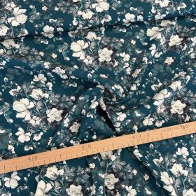 Sötét türkiz alapon fehér rózsás viszkóz voile