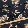 Fekete alapon magnólia levelekkel viszkóz voile