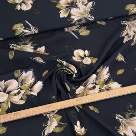 Fekete alapon magnólia levelekkel viszkóz voile