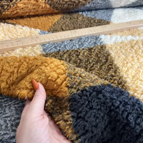 0,32 m 200 cm széles Mustár-ekrü-szürke-sötétkék négyzetes extra meleg sherpa (Teddy) anyag