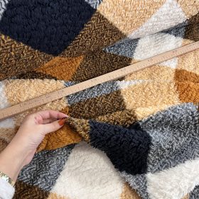   200 cm széles Mustár-ekrü-szürke-sötétkék négyzetes extra meleg sherpa (Teddy) anyag